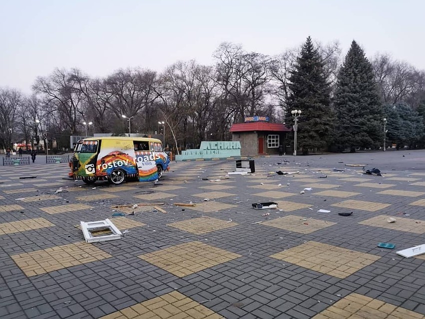 Площадь была обильно усеяна множеством осколков. Фото: instagram.com/rostov_roads