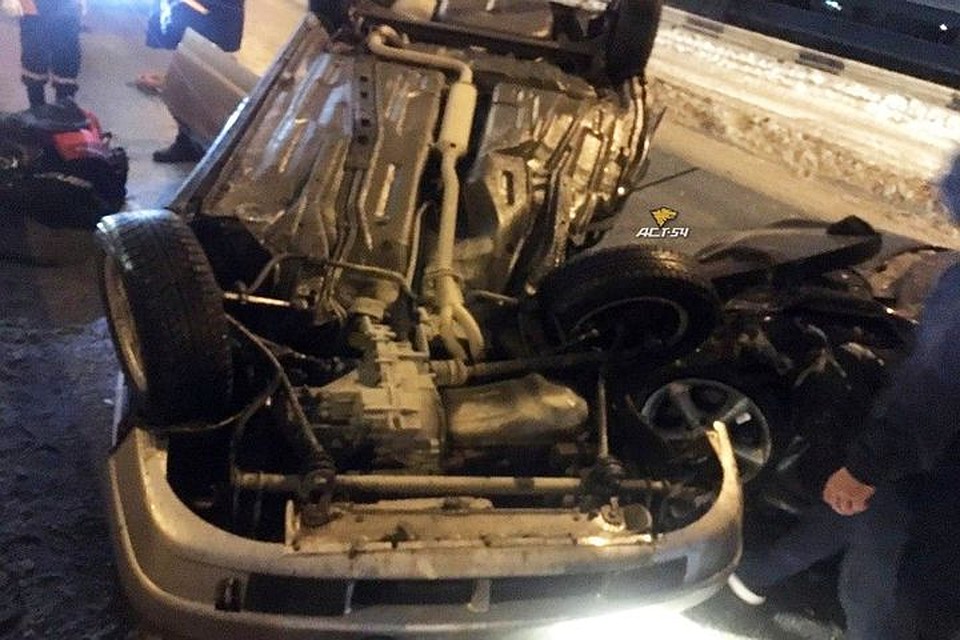 Пассажиры отечественного авто в тяжелом состоянии доставлены в больницу. Фото: «АСТ-54»