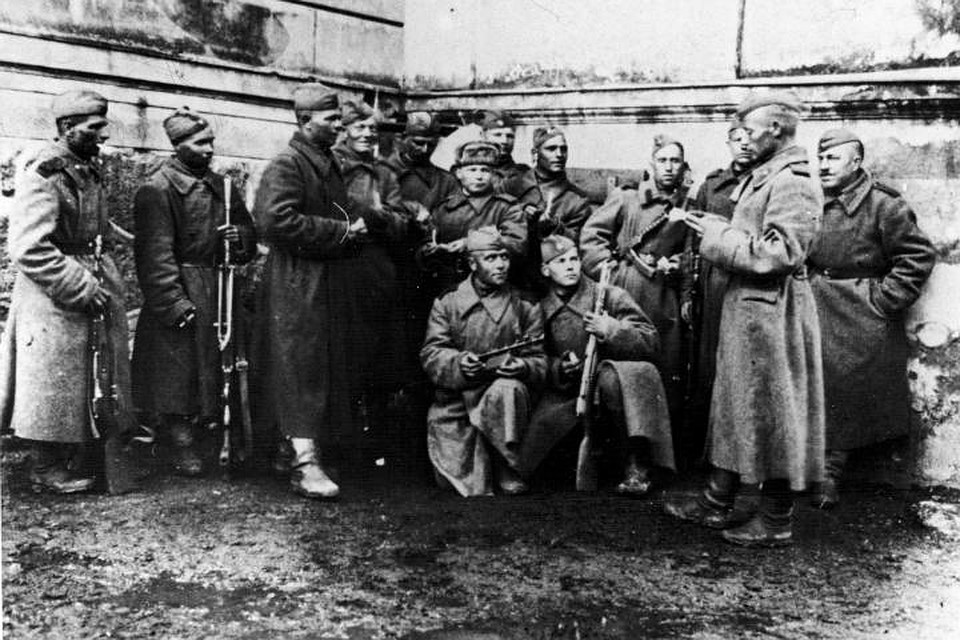 9 апреля 1945 – передышка после боя, во время которой старший сержант Никулин из подразделения капитана Аввакумова (307-я стрелковая дивизия) доводит до бойцов сводку Совинформбюро за 8 апреля 1945 года. Фото: из семейного архива