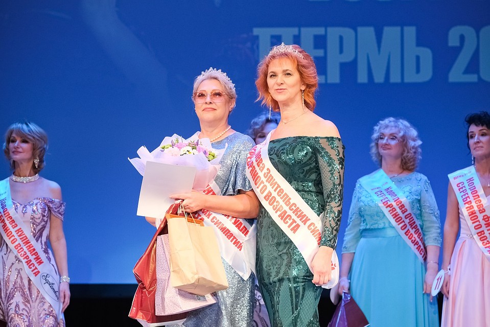 Ирина Воздвиженская завоевала корону вице-королевы на конкурсе красоты "Королева серебряного возраста" для дам за 50. Фото: личный архив