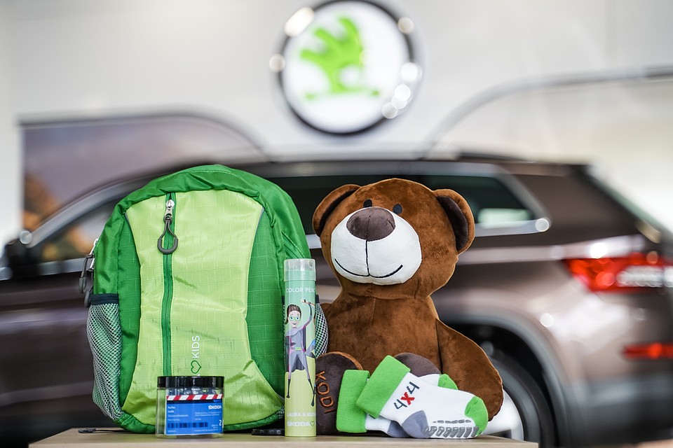 Новорожденный получил плюшевую игрушку и целый рюкзак подарков от SKODA. Фото: Светлана МАКОВЕЕВА