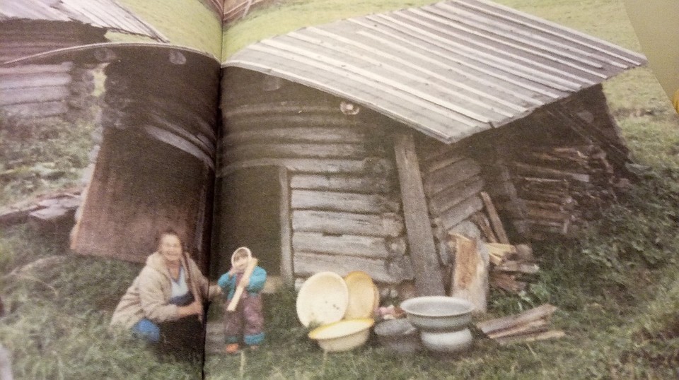 С внучкой коло бани в деревне Корниловой Верхнетоемского района. Фотографии для книги сделаны Дианой Никитиной. Фото: Евдокия САХАРОВА