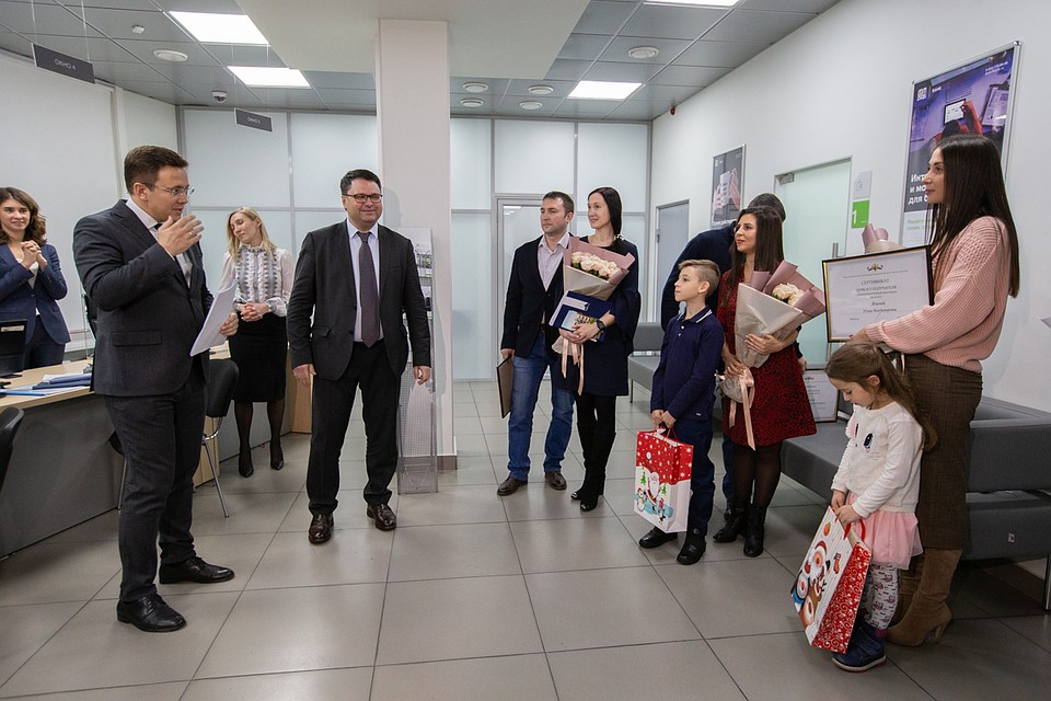 В торжественной обстановке всем первооткрывателей поздравили с участием в программе. Фото: Татьяна МЕЕЛЬ