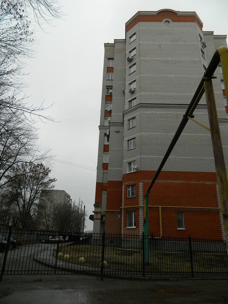 МНогие владимирцы предпочитают превратить свои дома в крепости. Фото: Алексей СУХОВ