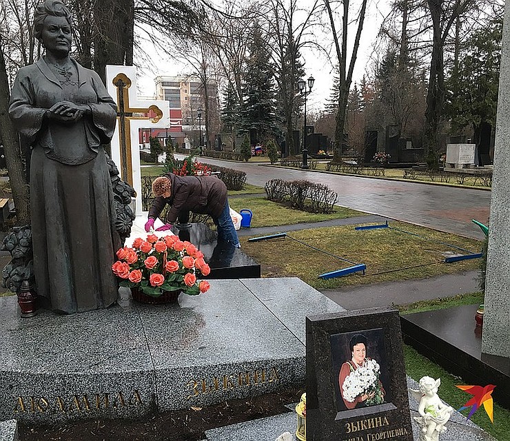Экс-мэра похоронят рядом с Людмилой Зыкиной и Сергеем Михалковым. Фото: Александр БОЙКО