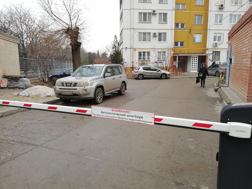 Шлагбауму придется "пахать", чтобы пропускать 16 машин сотрудников плюс автозаки плюс посетителей суда.