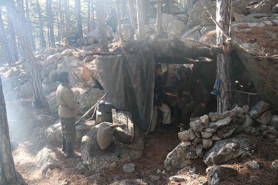Для "партизан" соорудили нехитрое жилье. Фото: Галина КОВАЛЕНКО