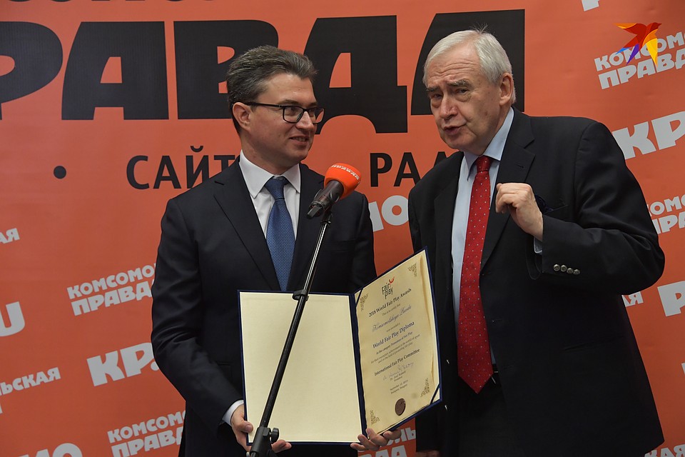Замглавного редактора "Комсомольской правды" Павел Садков и Николай Долгополов. Премию "КП" "Джентельмен года" заметили в Европе и вручили специальный приз "Фейр-плей" Фото: Владимир ВЕЛЕНГУРИН