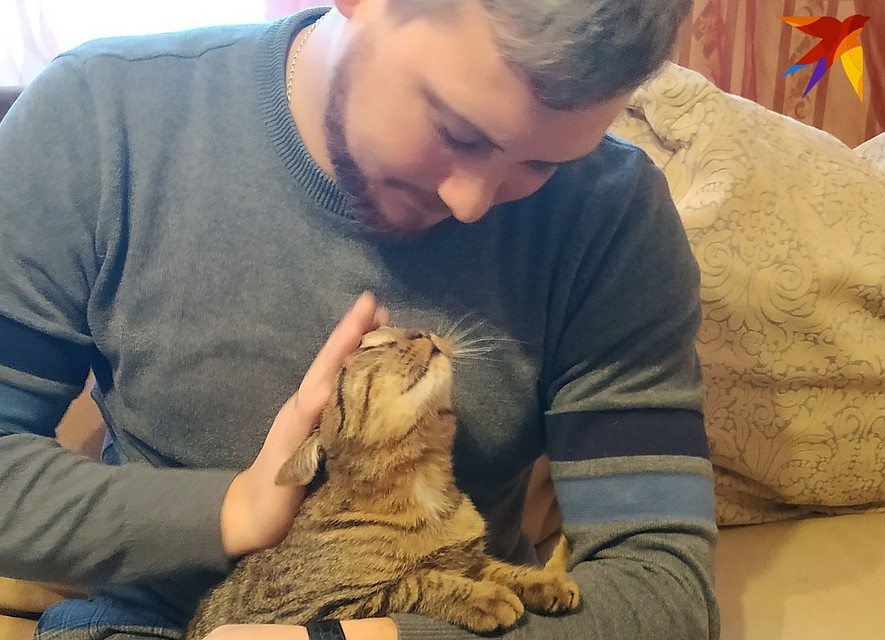 - Кот умный, добрый, ласковый, не смотря на все, что пережил, - говорит Александр Фото: Александр Уриевский