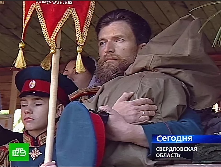 Мужчина, очень похожий на Бовта молится о спасении царской семьи Фото: НТВ, 2011 год