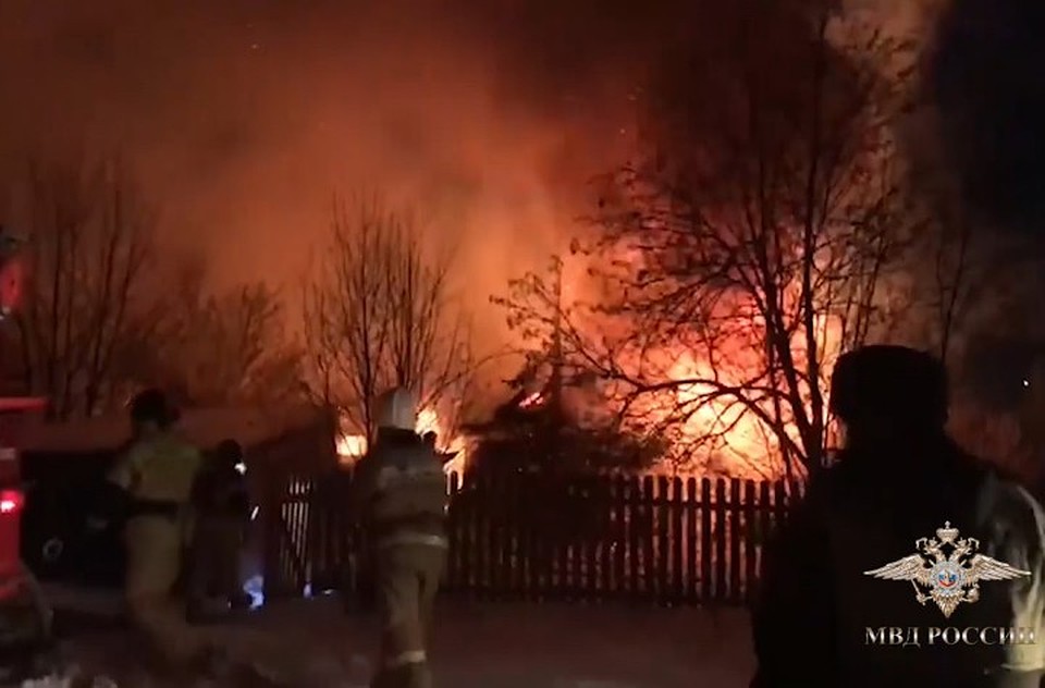 Дом был полностью охвачен огнем. ФОТО: кадр видео ГУ МВД России по Кемеровской области.