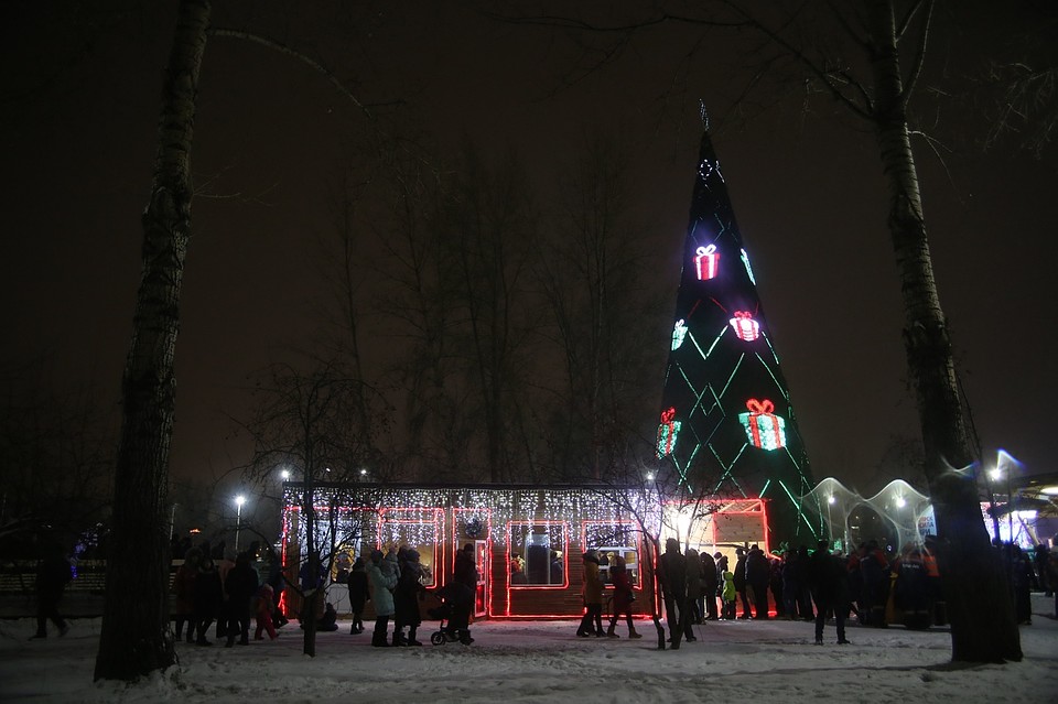 Рядом с елкой - павильоны, где можно купить горячий чай с бутербродом. Фото: ИВАНОВА Диана