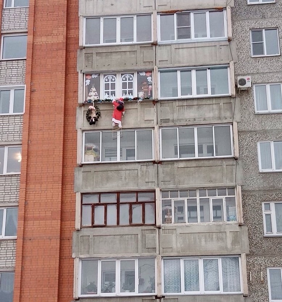 Дед мороз повис на фасаде многоэтажки. Фото: группа "Типичный Курган" в ВК