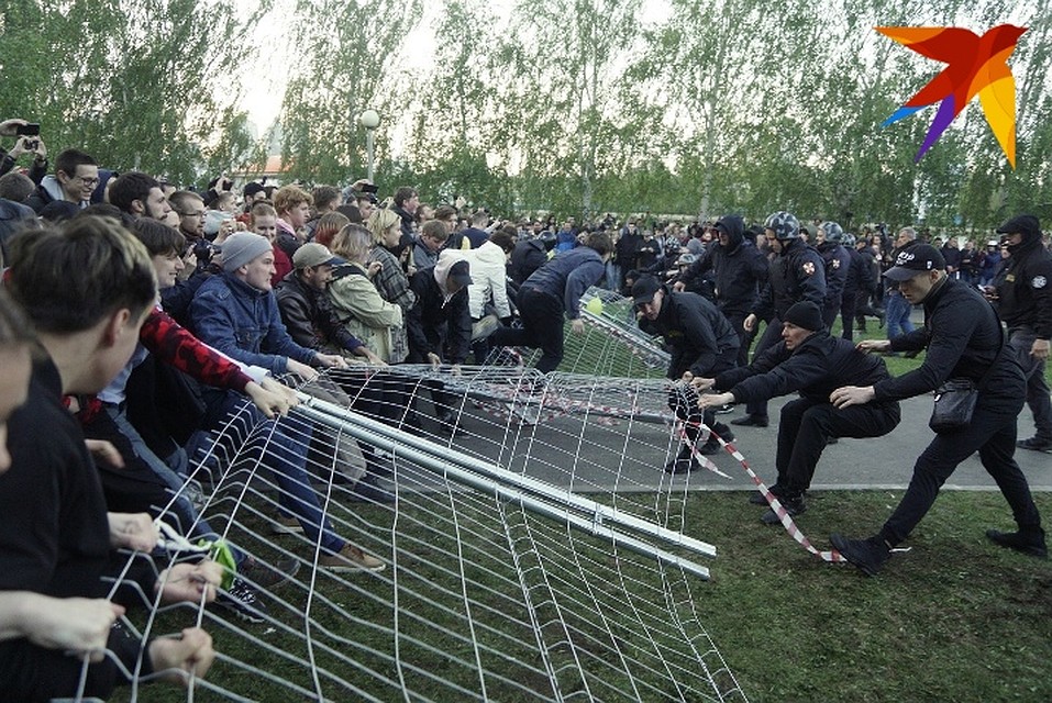 - Мы подошли к краю, посмотрели, что там за ним, и вернулись, - мэр о протестах в сквере в Театре драмы. Фото: Алексей БУЛАТОВ