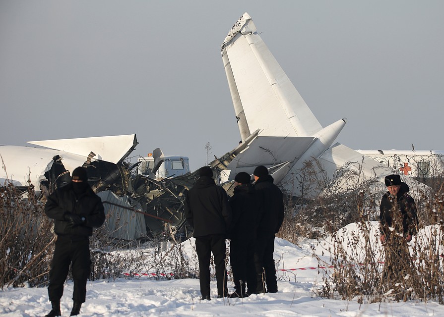 Самолет пробил бетонное ограждение и врезался в дом Фото: REUTERS