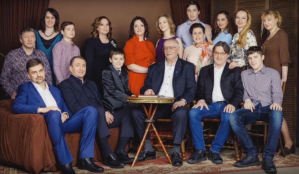 Семья хочет достойно отметить 90-летие любимой бабушки.