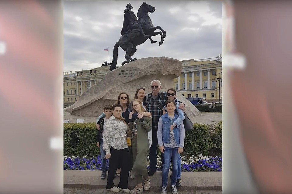 В прошлом году весь клан Коноваловых ездил на четыре дня в Санкт-Петербург (на фото - лишь малая часть путешественников).