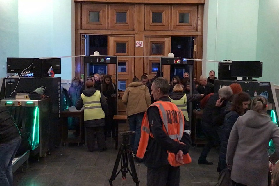 В помещении вокзала пассажиры проходят через устройства, выявляющие предметы, которые нельзя перевозить в поезде. Фото: Никита ПОЛЬКО