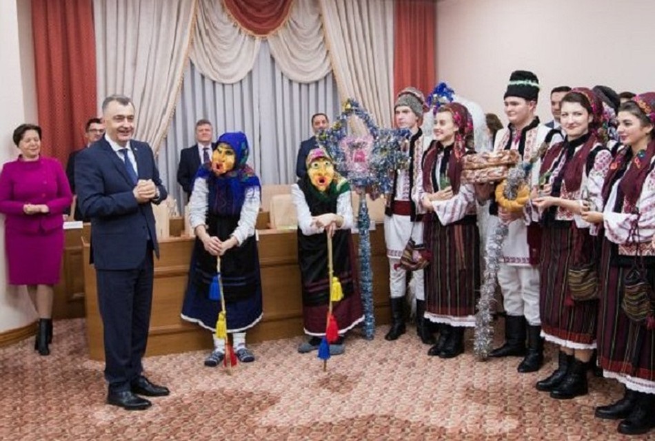 Премьер-министр Молдовы признался, что почувствовал себя ребенком во время колядования. Фото: gov.md