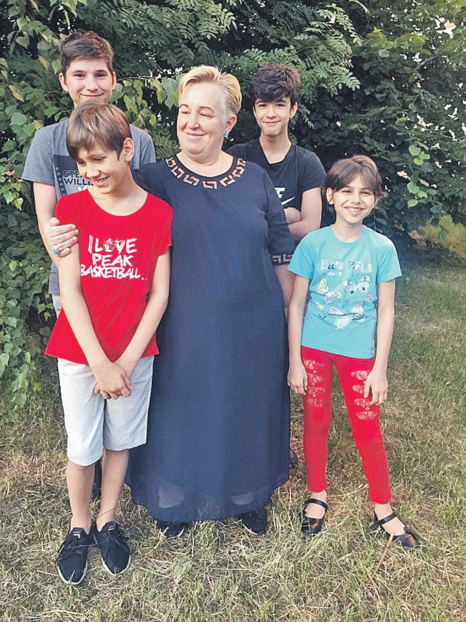 Учитель начальных классов Марина Озчелик (в центре) воспитывает не только своих учеников, но и пятерых приемных детей. Фото: Семейный архив