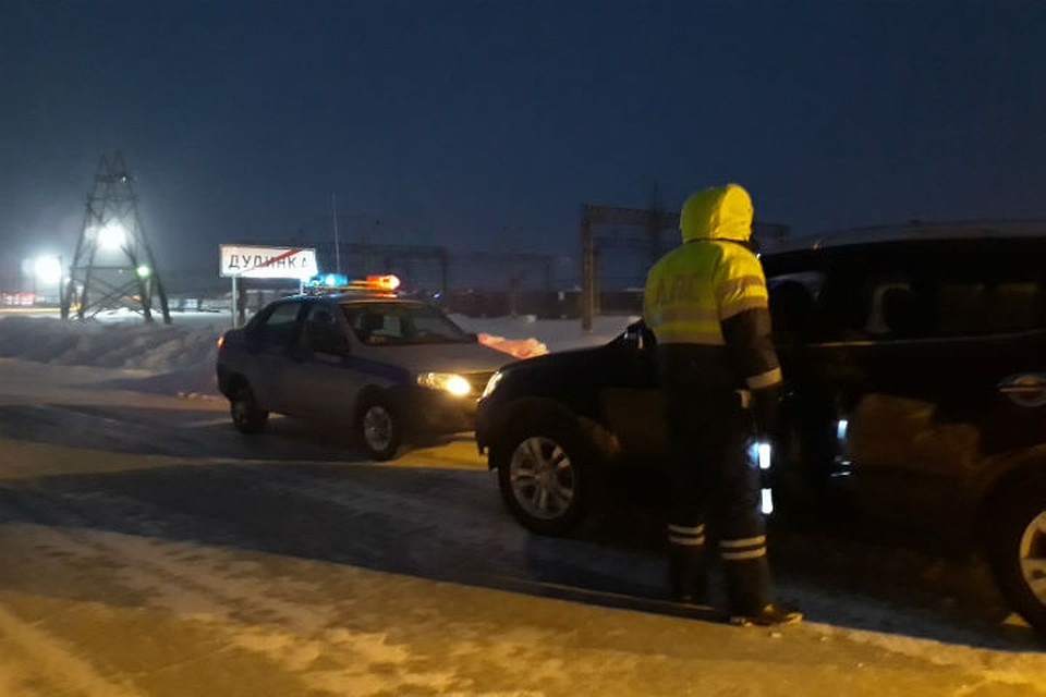 Дорожные полицейские контролируют ситуацию на дорогах Фото: ГУ МВД по Красноярскому краю