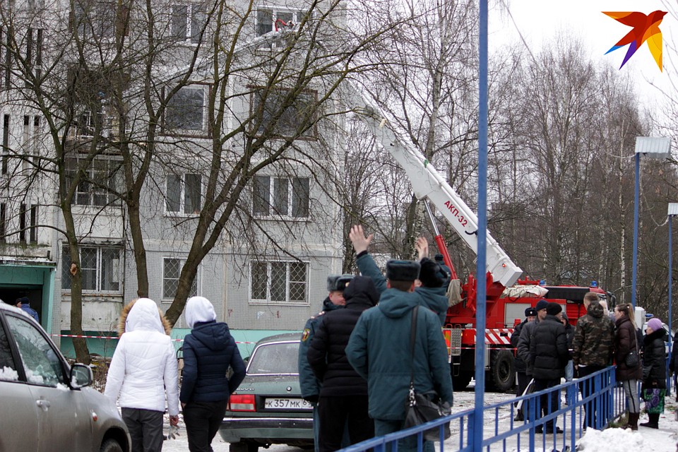 Возле дома многолюдно. Фото: Олег ЗИНЧЕНКО