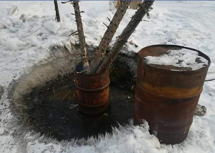 Мужики жгут в бочках костры - отводят воду от домов Фото: Марина Якубенко