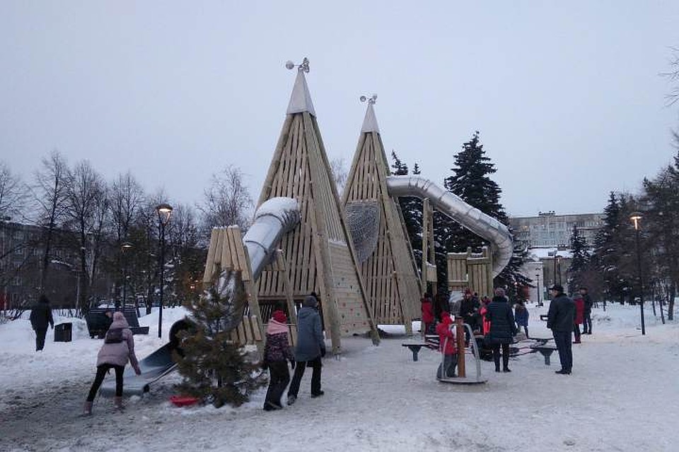 С горок можно кататься и зимой, и летом Фото: Галина ШЕЛГАЧЕВА