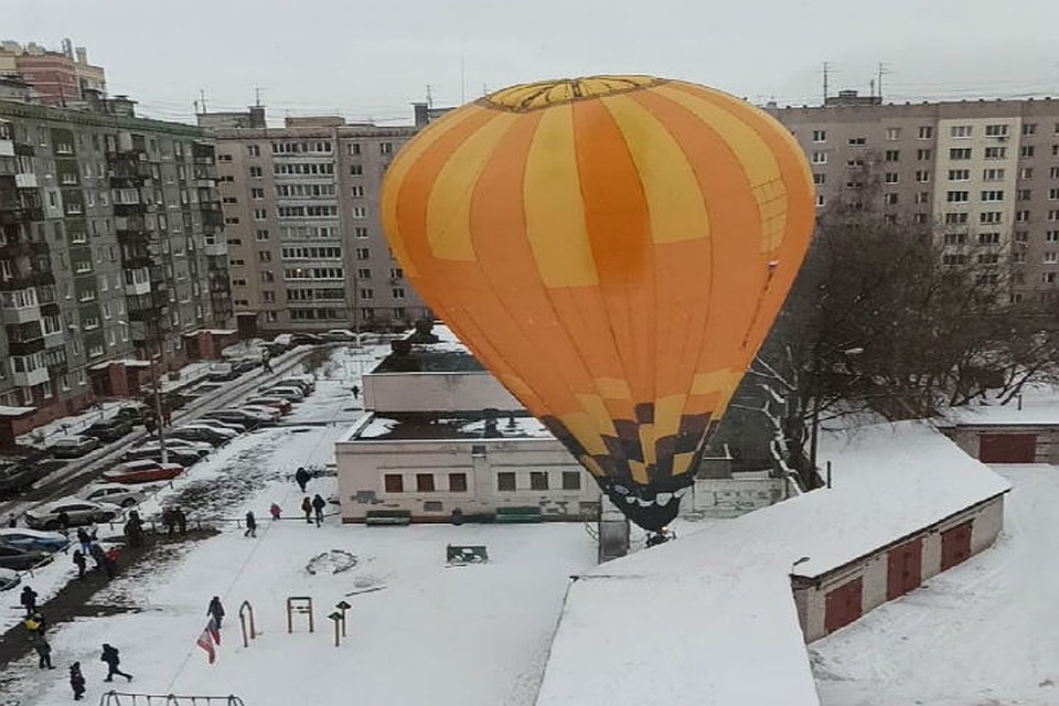 Один из шаров приземлился на улице Полтавской. Фото из соцсетей.