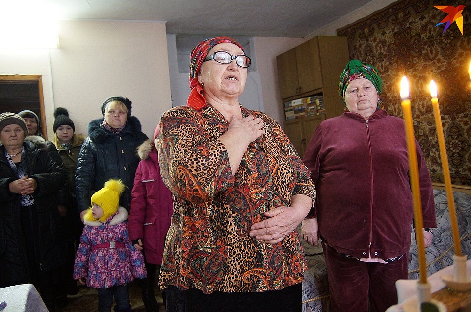 Две сестры начинают обряд молитвой Фото: Павел МИЦКЕВИЧ