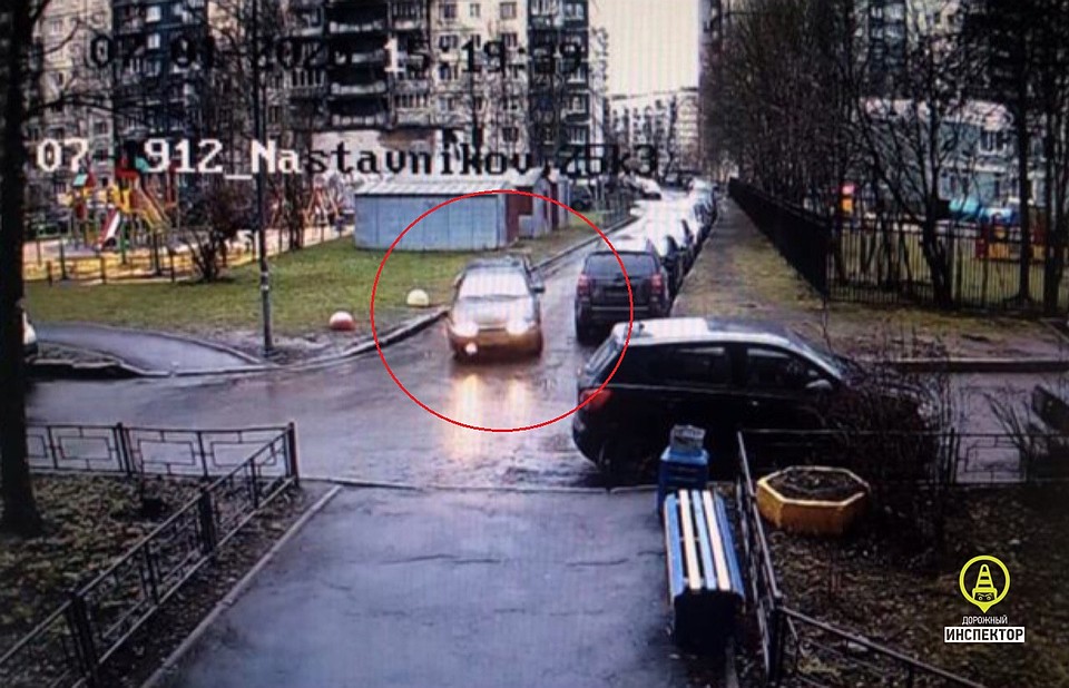 Легковушку видели последний раз в одном из дворов неподалеку от места ДТП. Фото: vk.com/dorinspb