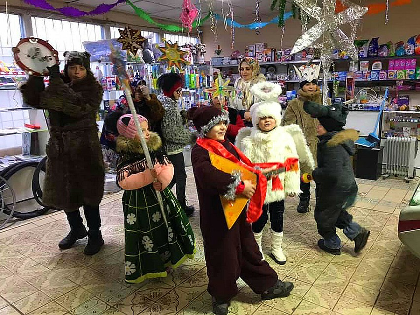 Колядовали в местном «супермаркете» Фото: ЮЛИЯ САЛОВСКАЯ