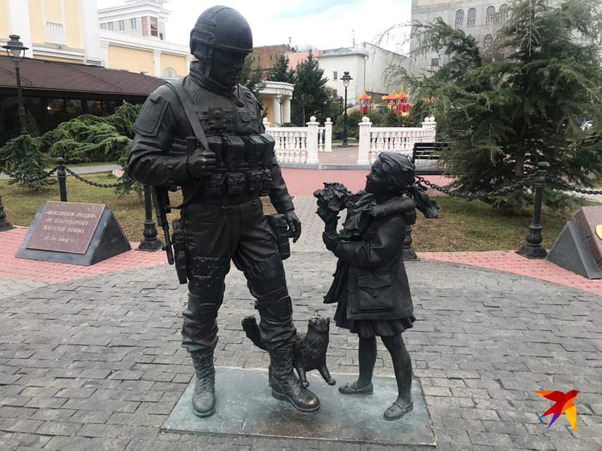 Памятник "Вежливым людям" в Симферополе. Фото: Владимир ВОРСОБИН