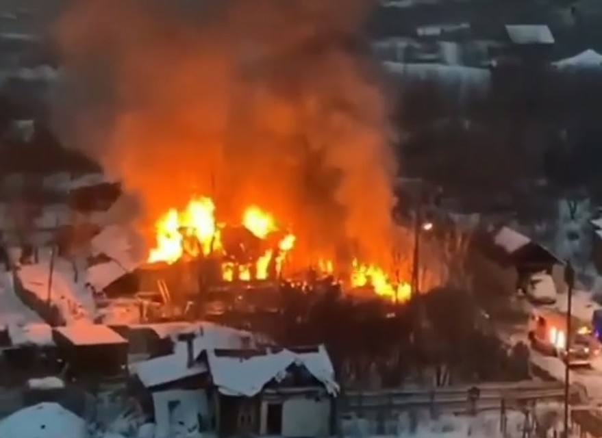 Пламя и густой столб дыма были видны издалека Фото: Соцсети
