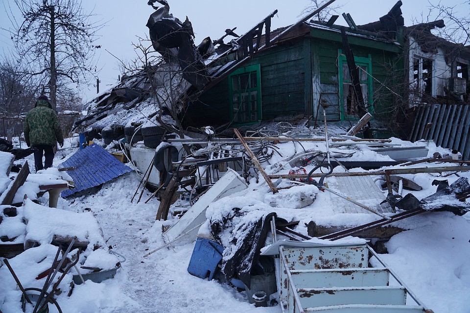 Дом остался без крыши, частично обгорели и стены Фото: Светлана МАКОВЕЕВА