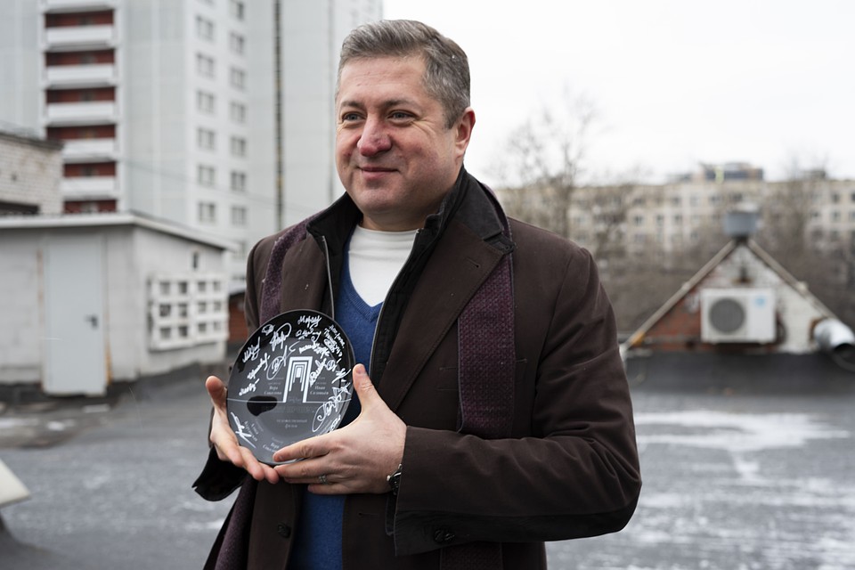 Перед началом съемок группа соблюдает традиции - все расписываются на тарелке, а затем ее разбивают. Символ в руках у юриста, консультанта фильма Ивана Соловьева. Фото: «Горизонт-кино»