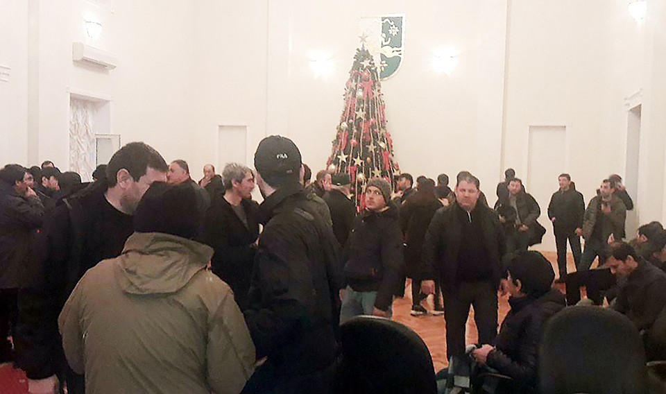 Митингующие заняли здание администрации президента Абхазии. Фото: Анжела Кучуберия/ТАСС