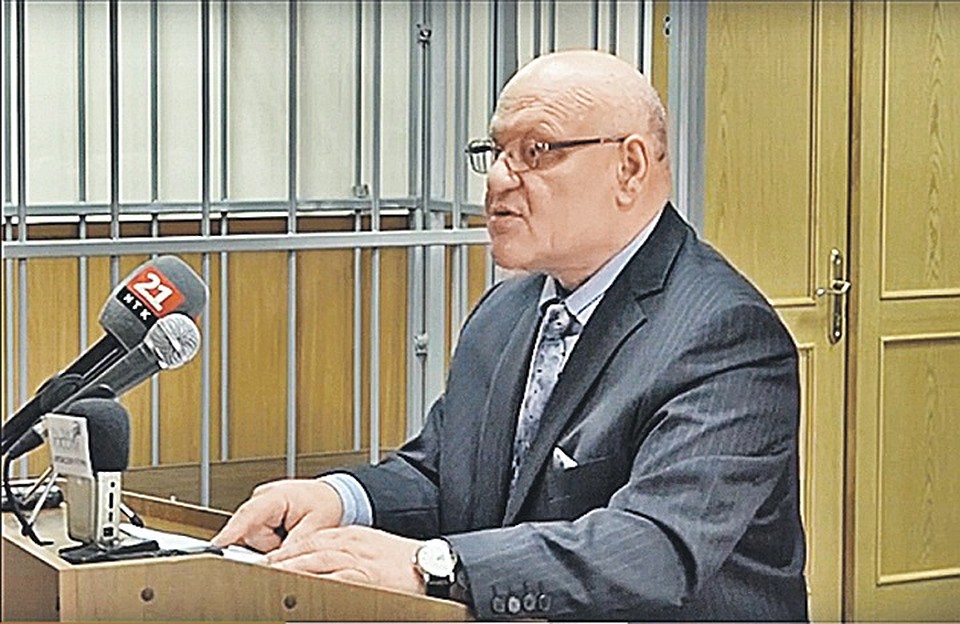 Замечено, что чиновники значительно реже получают реальные сроки, чем обычные граждане. Так, бывшего губернатора Еврейской автономной области Александра Винникова (на фото) обвиняли в злоупотреблении полномочиями, что нанесло бюджету ущерб свыше 24 млн ру