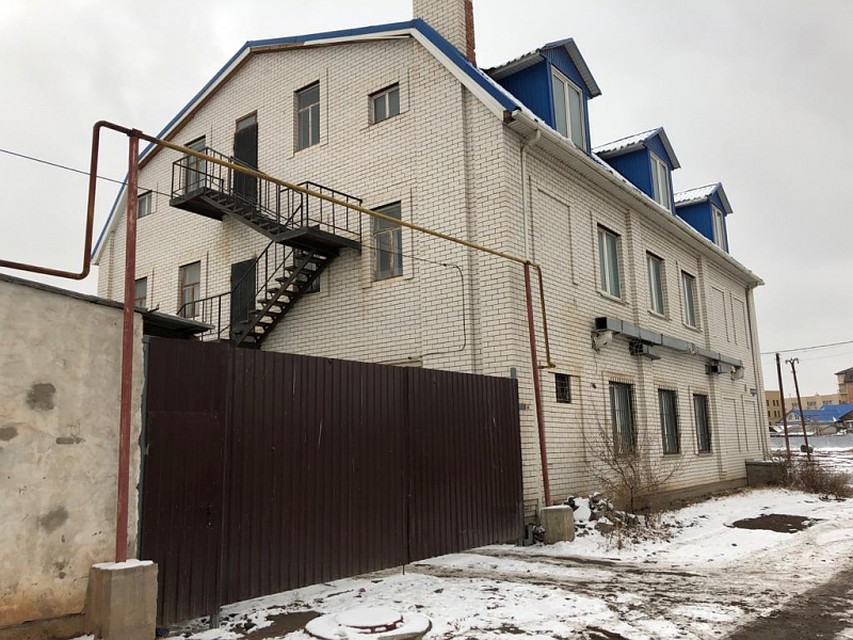 Пекарню узбеки организовали в здании у рынка "Большие Исады". Фото ГУ МВД по Астраханской области.