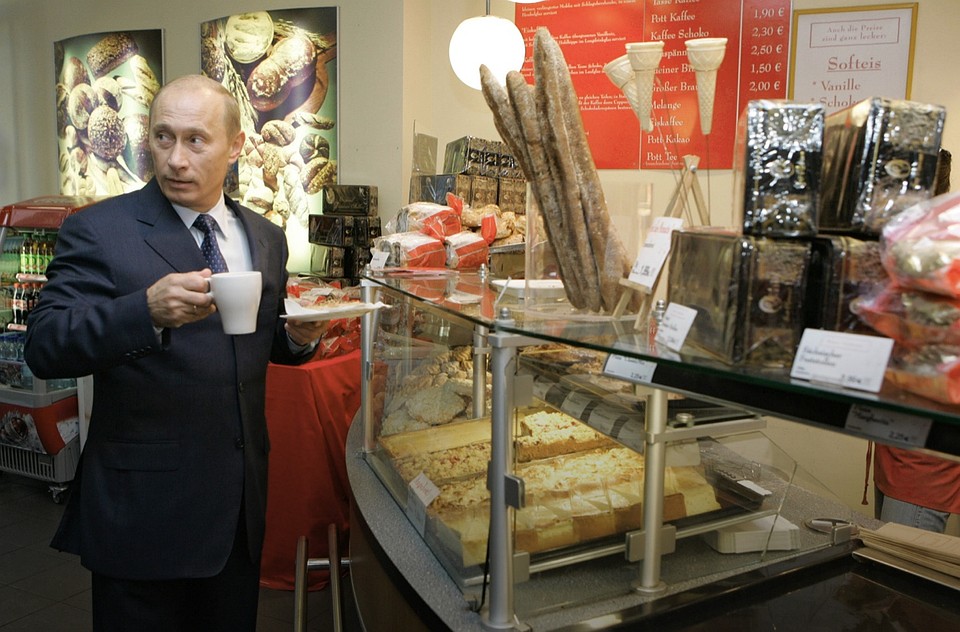 Путин в Дрездене в кафе, куда он заходил во время работы в Германии, 2006 год.