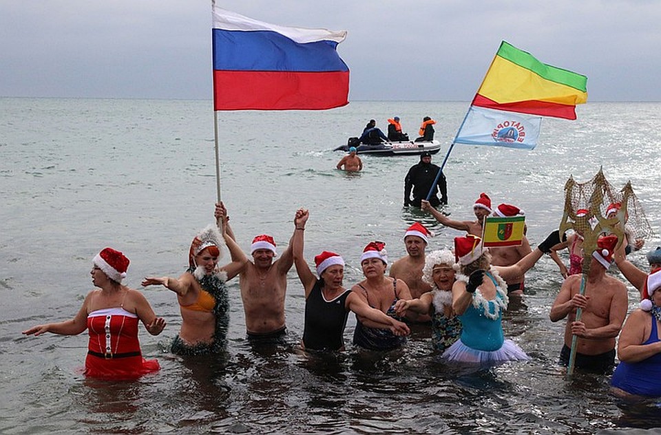 Даже зимний Крым - это прежде всего море! И Россия. Попробуйте переубедить в этом хотя бы вот таких моржей, устроивших новогоднее купание в Крыму с флагами России и Евпатории. Фото: Алексей ПАВЛИШАК/ТАСС