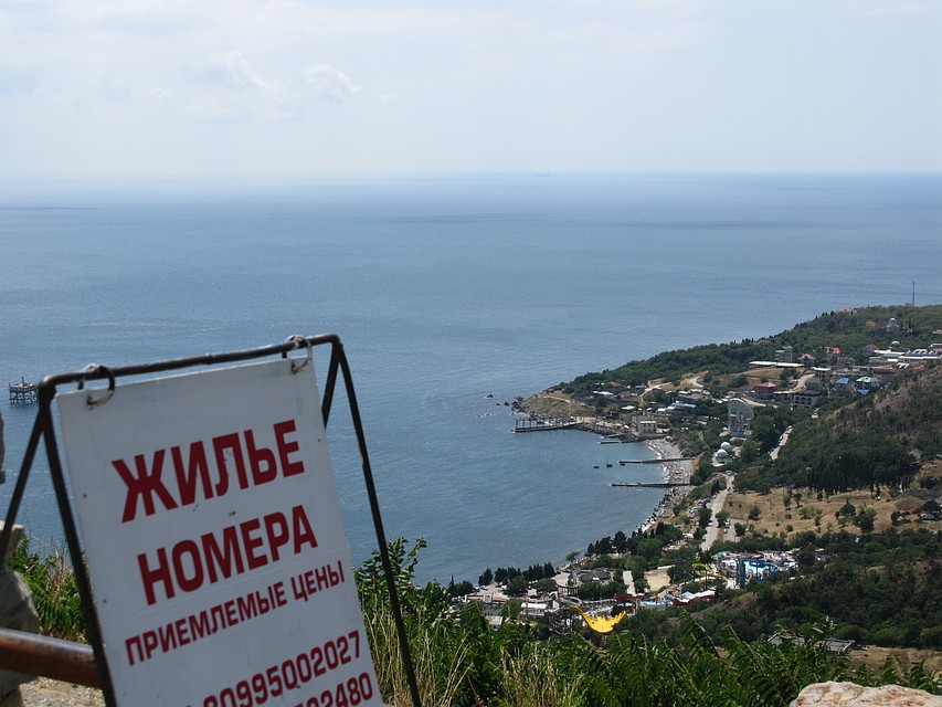 Еще несколько лет назад покупку-продажу крымской земли можно было легко оформить в... украинском Херсоне, что делало масштаб махинаций еще более разнузданным. Фото: Евгений ГАЙВОРОНСКИЙ