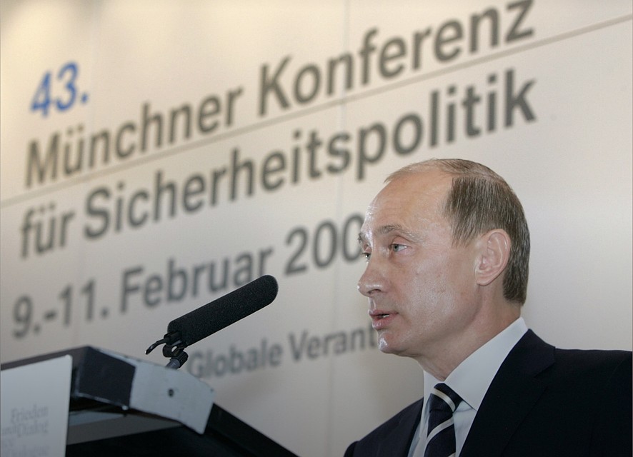 Владимир Путин выступает с Мюнхенской речью на конференции в Германии, 2007 год.