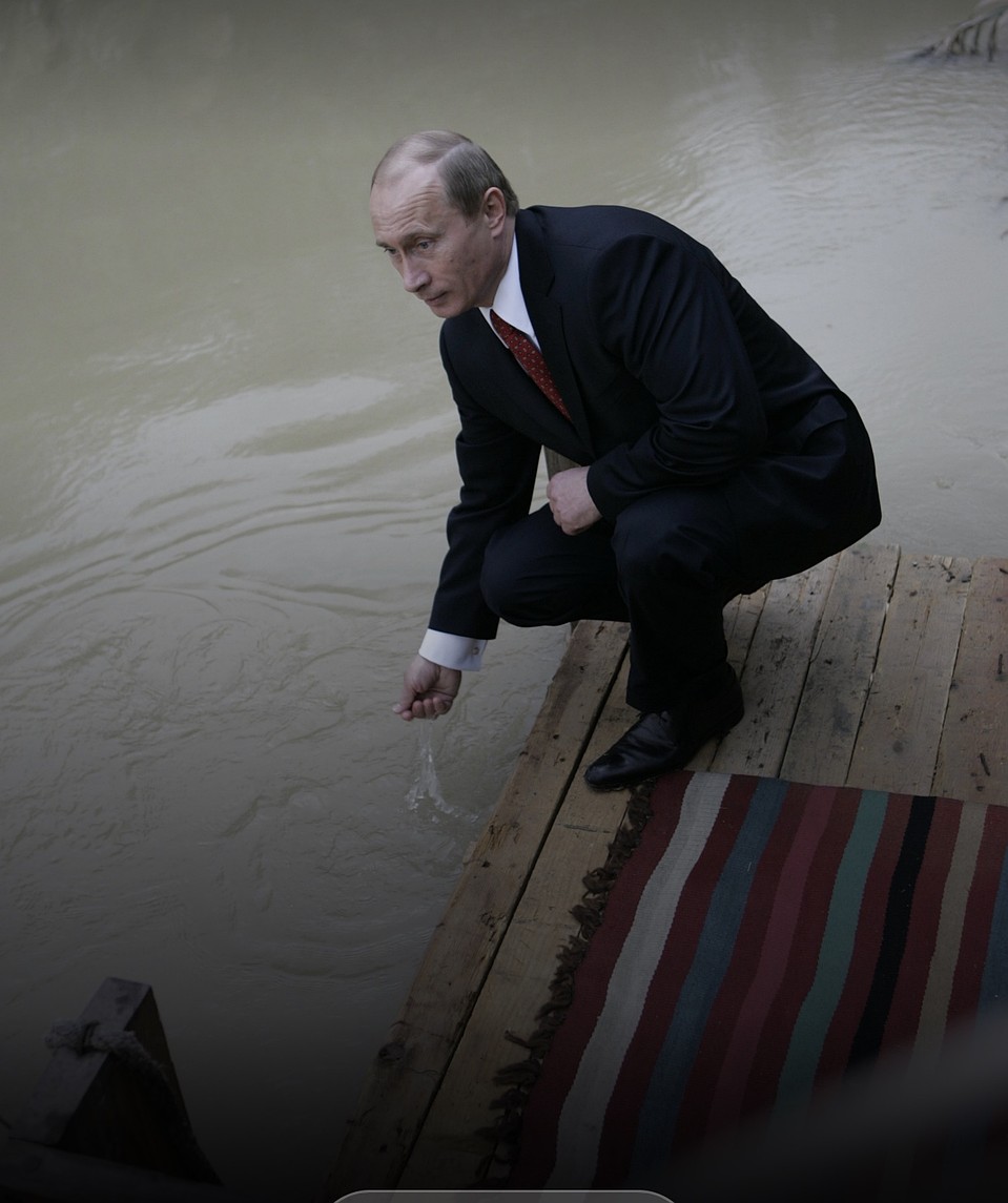Путин на реке Иордан в месте, где был крещен Иисус Христос, 2007 год.