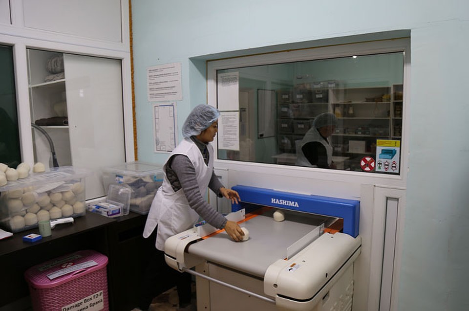 Вся продукция проходит проверку на металлодетекторе. Безопасность - основа всего! Фото: Мирлан КИМСАНОВ