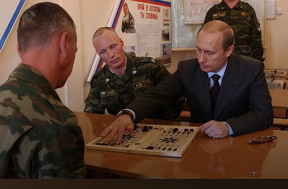 Путин играет в нарды с российскими солдатами в Душанбе