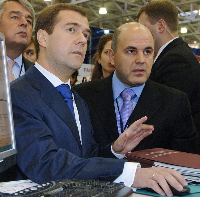 2006 год. Первый вице-премьер правительства РФ Дмитрий Медведев и руководитель Федерального агентства кадастра объектов недвижимости Михаил Мишустин на выставке "Инфоком". Фото ИТАР-ТАСС/ Александр Саверкин