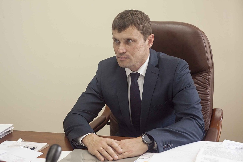 Сергей Сергеевич рассказал, что непрекращающиеся обстрелы не дают полноценно восстанавливать дома в прифронтовых поселках. Фото: Минстрой ДНР