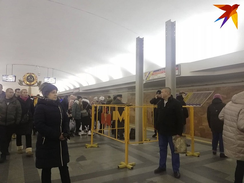 Минский метрополитен обратился к пассажирам с просьбой следить за своей безопасностью. Фото: Ольга ШУМАНСКАЯ