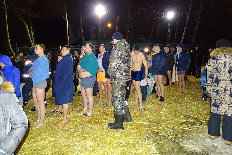 К часу ночи на Крещение в главную прорубь Липецка окунулись почти 1000 человек Фото: Юлия КЛЮЕВА